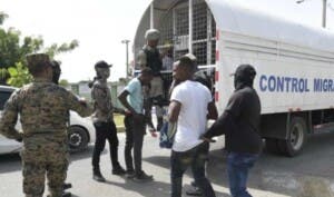 Senadores acusan a militares de complicidad en tráfico de haitianos