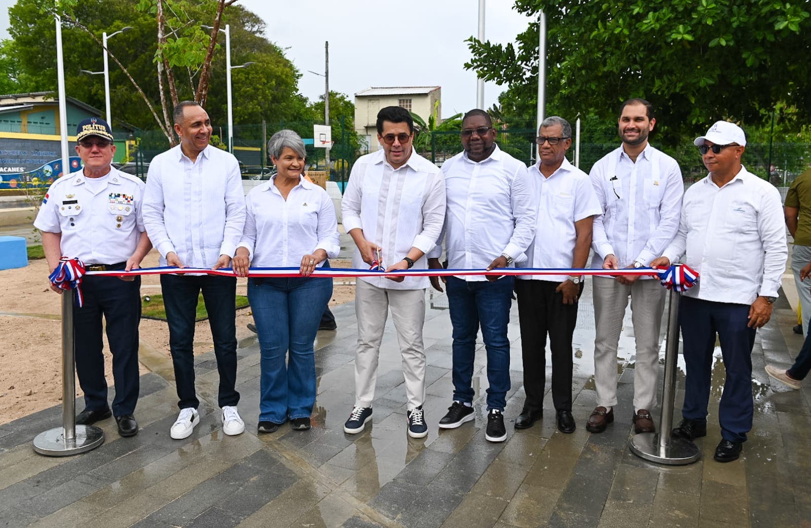 David Collado entrega remozada Plaza Marcelino Marte