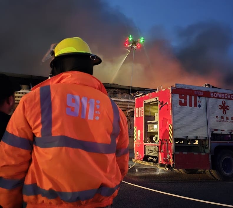 Bomberos utilizan drones para apagar el fuego del Merca Santo Domingo