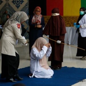 Condena extrema: mujer recibe 100 latigazos en público en Aceh, Indonesia