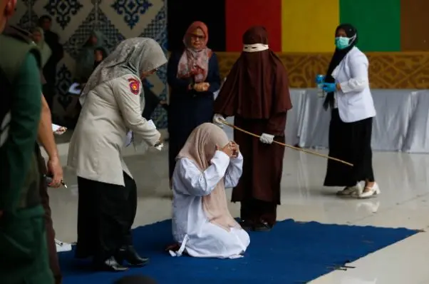 Condena extrema: mujer recibe 100 latigazos en público en Aceh, Indonesia