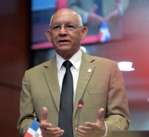 Senador Alemán denuncia abandono de obras en Montecristi