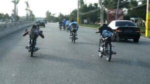 Senadora de Azua pide frenar carreras ilegales de motos en tramo Baní–Santo Domingo