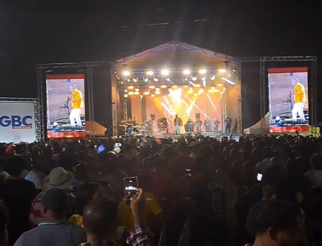 Héctor Acosta celebra su gira «Gracias Dominicanos» con un emotivo concierto en su natal pueblo de Bonao