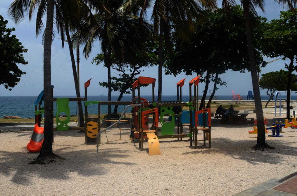Parques infantiles con juegos y áreas de picnic está a todo lo largo del Paseo Marítimo en el malecón de la capital./Foto Jorge González