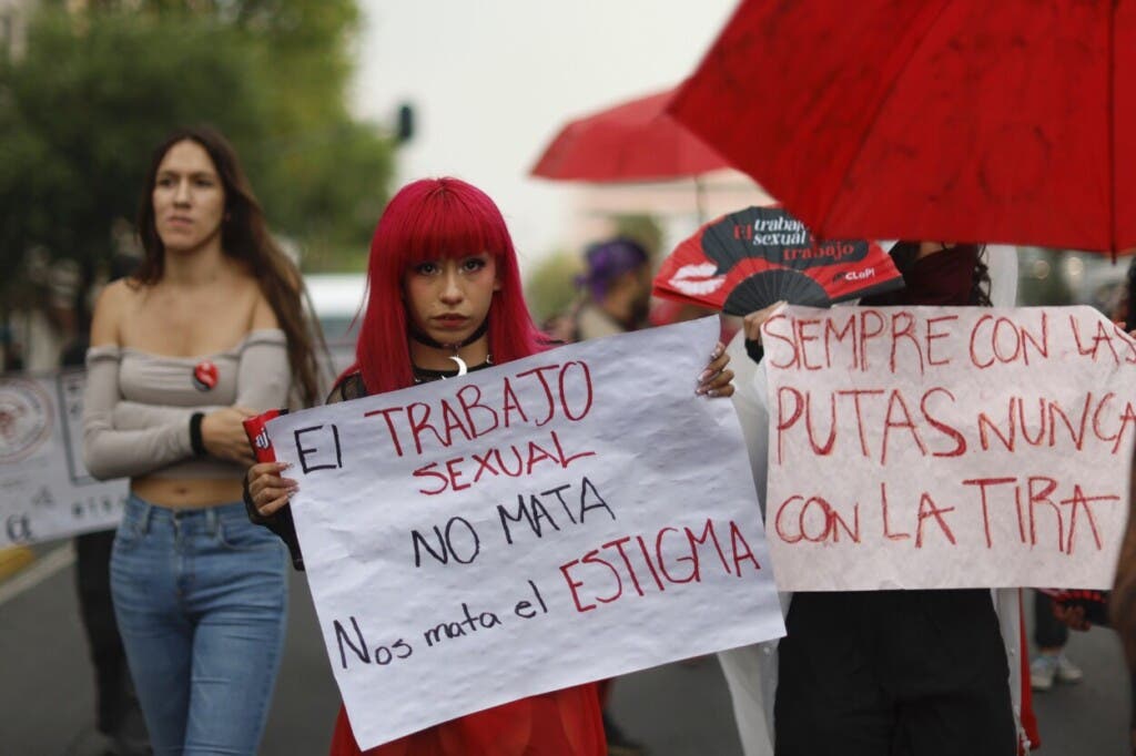 Las trabajadoras sexuales reclamaron que muchas de sus compañeras han sido asesinadas en su labor, crímenes que se mantienen silenciados e impunes.