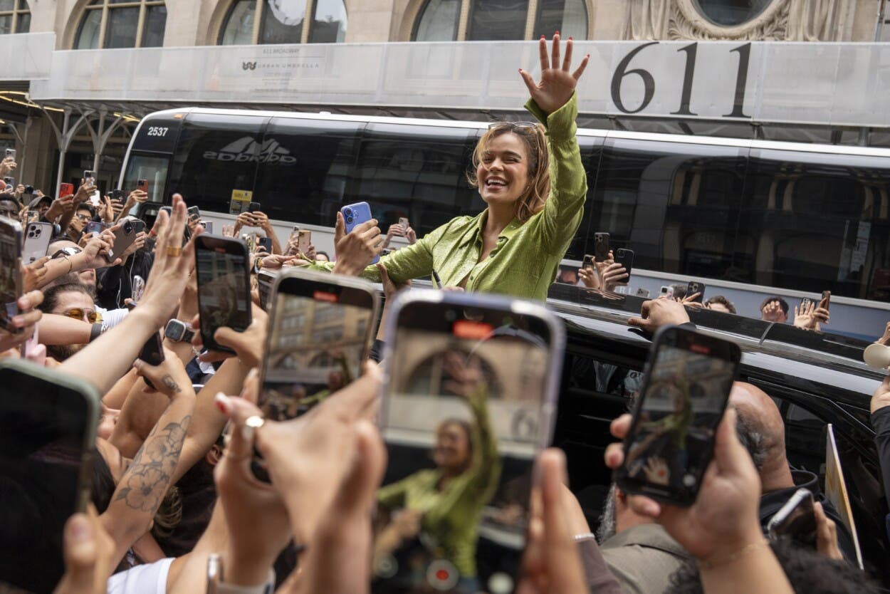 Fans enloquecen al ver a Karol G en su pop up en Nueva York