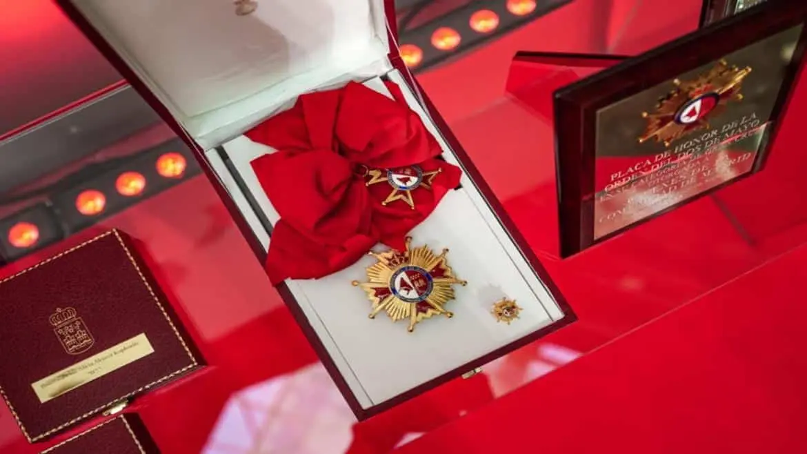 Madrid reconoce los méritos de Vargas Llosa con  Medalla Internacional de las Artes