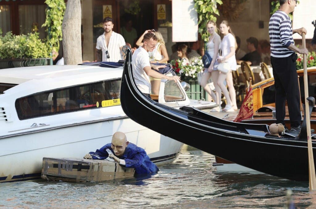 Un maniquí con la imagen de Jeff Bezos flota en un canal de Venecia, Italia, el martes 24 de junio de 2025, antes de las festividades en la ciudad lagunar, supuestamente relacionadas con la boda de Jeff Bezos y Lauren Sánchez. (Click News vía AP)