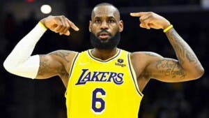 LeBron James ejerce su opción de jugador y renueva por 52,6 millones y un año con Lakers