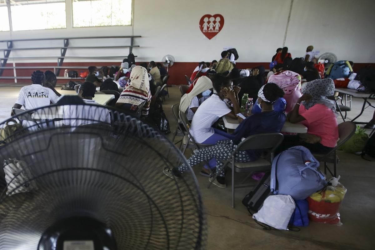 Migrantes deportados recibirán seis meses más de permiso humanitario en Panamá