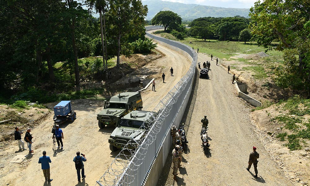 En medio de la oscuridad en la zona, parte de los haitianos en condición migratoria irregular escaparon, mientras que otros resultaron con heridas, que se presume fueron causadas entre ellos mismos, dijo el Ejército.