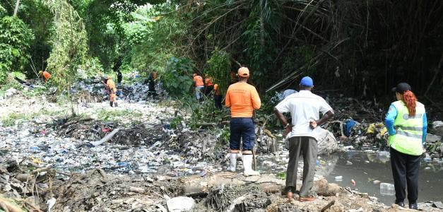 Hallan sin vida niña que arrastró una cañada en Villa Mella