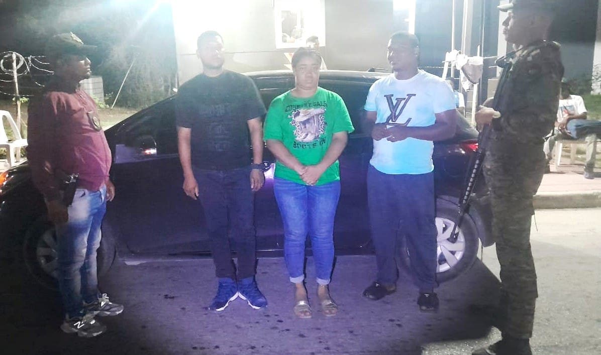 Detienen a raso de la FARD trató burlar control migratorio con haitiana oculta en el baúl de un carro