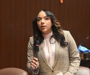 Diputada Tayluma Calderón denuncia déficit de aulas en SDE y Guerra