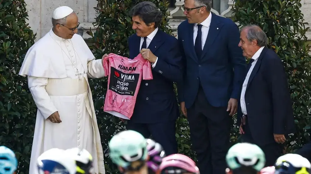 León XIV recibe la ‘maglia rosa’ del Giro y bendice a los ciclistas antes de última etapa