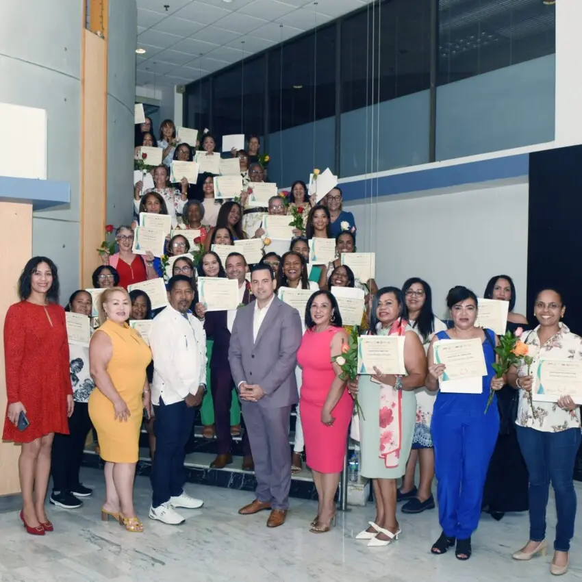 Gradúan dominicanos en Puerto Rico en salud mental para cuidados de adultos mayores