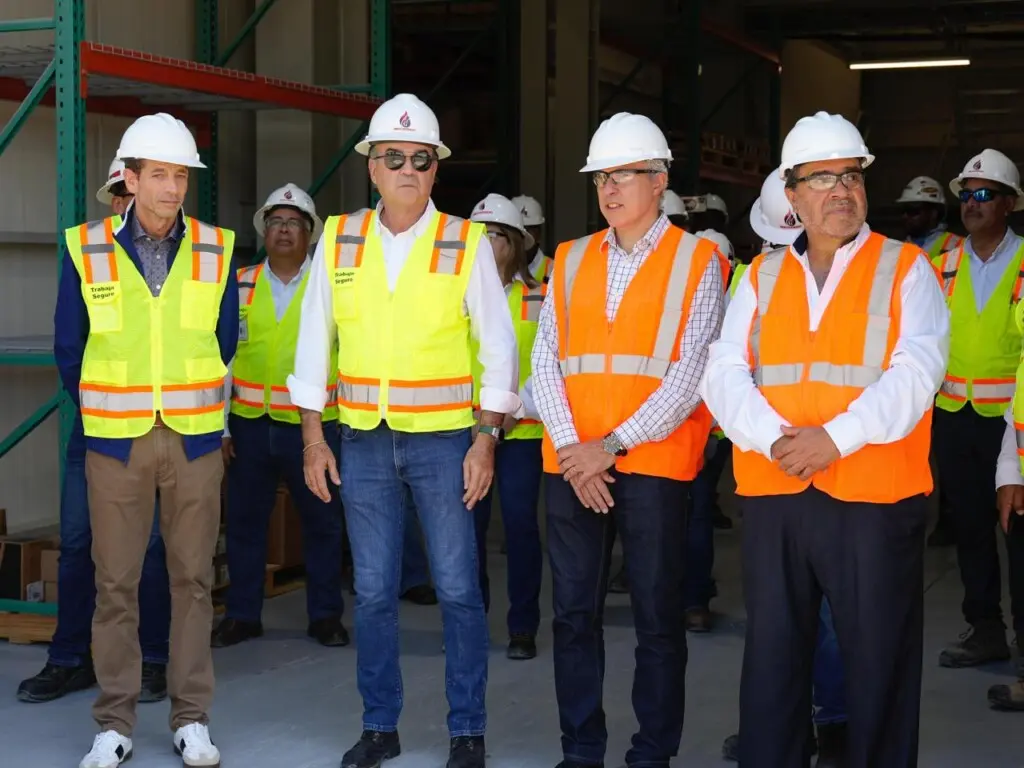 “Hoy visitamos el proyecto Manzanillo Power Land, de Energía 2000, y es un orgullo constatar el avance significativo en su ejecución. Esta central térmica generará más de 400 megavatios de energía altamente eficiente, lo que representa un aporte clave para la electrificación del país”, expresó Pastorino.