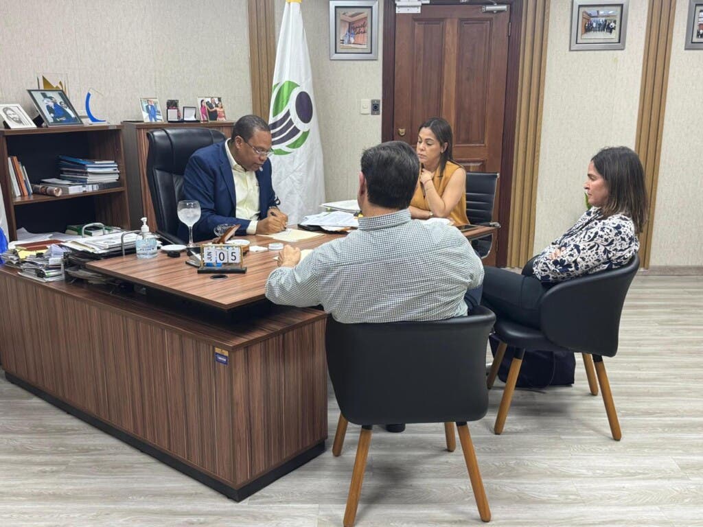 El titular de Pro Consumidor aseguró que, desde ahora y hasta la fecha de los conciertos de Bad Bunny, Uepa Tickets operará bajo la supervisión directa de inspectores de la entidad, a fin de garantizar un proceso de venta justo y confiable para los consumidores.