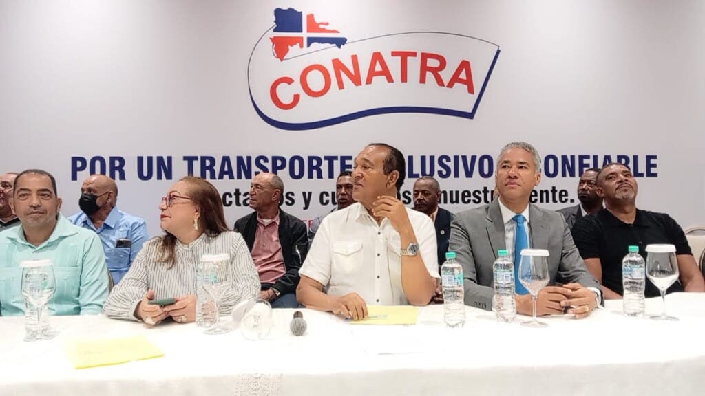 Marte criticó que “gente que no tiene un carro” esté presionando por espacios en el sistema y dio un plazo de un mes al director del Instituto Nacional de Tránsito y Transporte Terrestre (Intrant) para entregar las licencias a las empresas que operan en las 14 provincias del Cibao. Según afirmó, estas compañías llevan años cumpliendo requisitos sin recibir los permisos establecidos por ley.