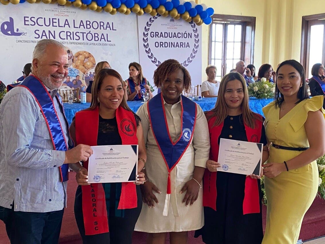 Rafael Salazar apoya formación técnica para mujeres y jóvenes en San Cristóbal