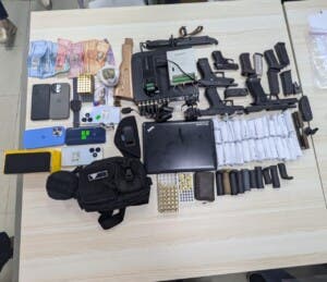 Desmantelan red de contrabando: armas, dinero y vehículos incautados