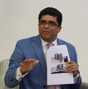 Alcalde de SDE, Dio Astacio, enfrenta resolución de Contrataciones y fija posición