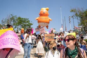 El 80% de los latinos desaprueba a Trump y el 71% dice que se ha excedido en deportaciones