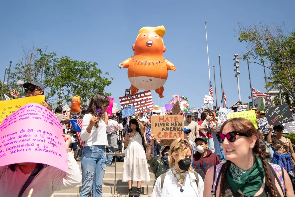 El 80% de los latinos desaprueba a Trump y el 71% dice que se ha excedido en deportaciones