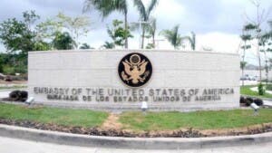 La embajada de EE.UU. advierte omitir nombres puede resultar en la negación de la visa