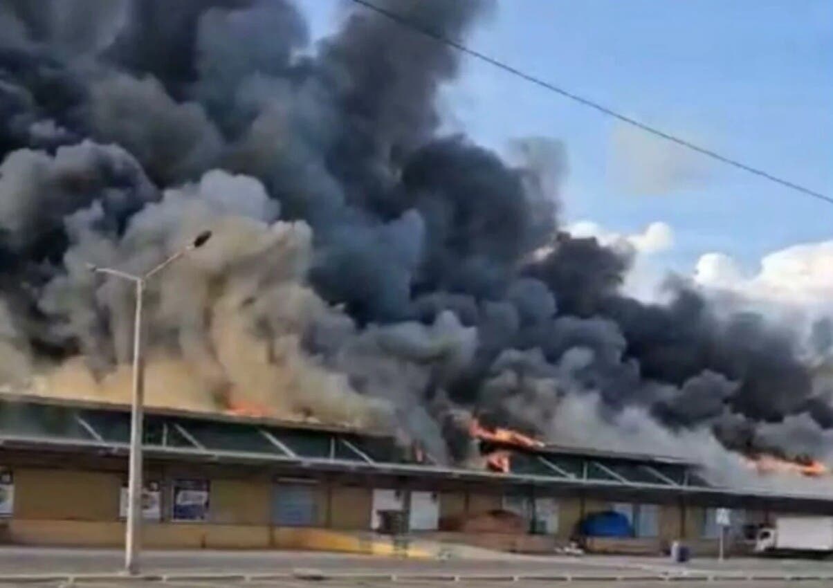 Incendio afecta instalaciones del Merca Santo Domingo