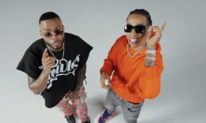 La guerra terminó en fiesta: Nino Freestyle y Musicólogo presentan “Chica divertida”