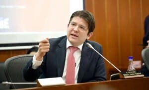 Adolescente se escapa mientras investigan ataque a senador colombiano Uribe Turbay