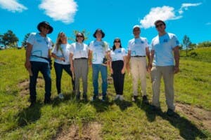 Voluntarios de Grupo Popular siembran 5,000 árboles en Plan Sierra