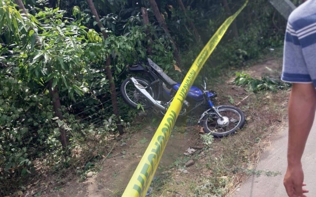 La motocicleta en la que se transportaba la adolescente Elainy Nolasco, que fallece en el accidente en la carretera de Maizal, en Esperanza