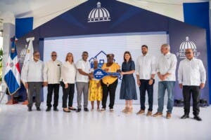 Gobierno entrega viviendas equipadas a familias vulnerables en San Cristóbal