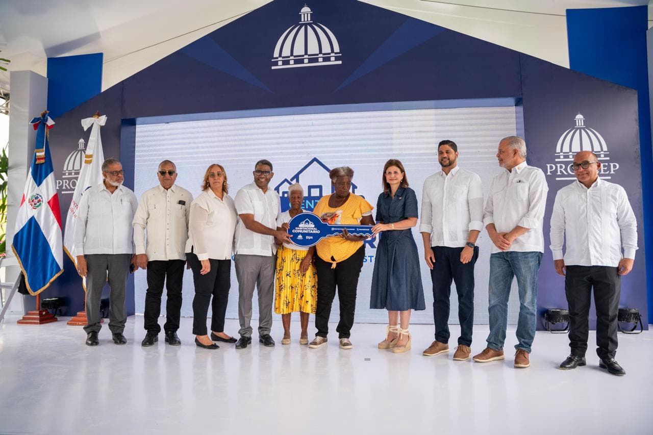 Gobierno entrega viviendas equipadas a familias vulnerables en San Cristóbal