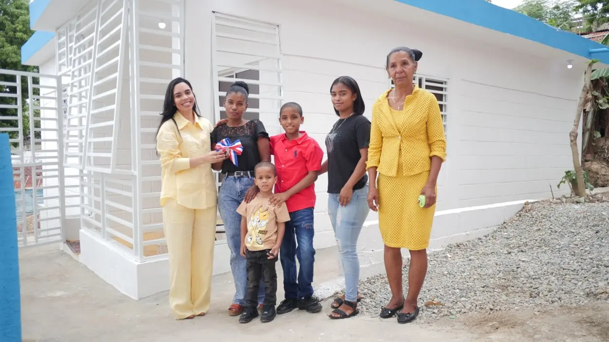Fundación Refidomsa entrega casa amueblada a familia necesitada en Quita Sueño
