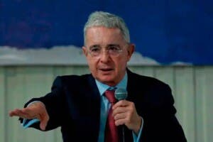 Expresidente colombiano Álvaro Uribe denuncia que preparan un atentado en su contra