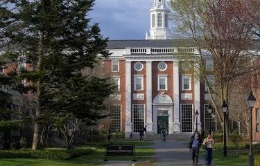 Harvard reta en corte la orden de Trump que niega visas a estudiantes y profesionales