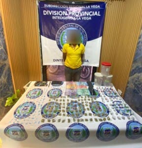 Ocupan presuntas drogas, arma ilegal y dinero en efectivo durante allanamiento en La Vega