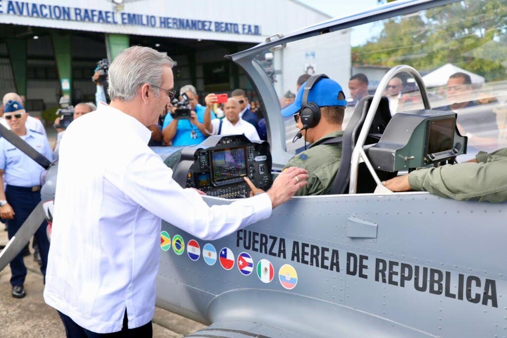 Abinader supervisa avances en la producción del TP-75 Dulus