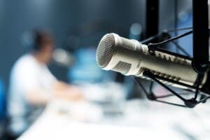 Radiodifusión dominicana celebra su día con mirada crítica al presente