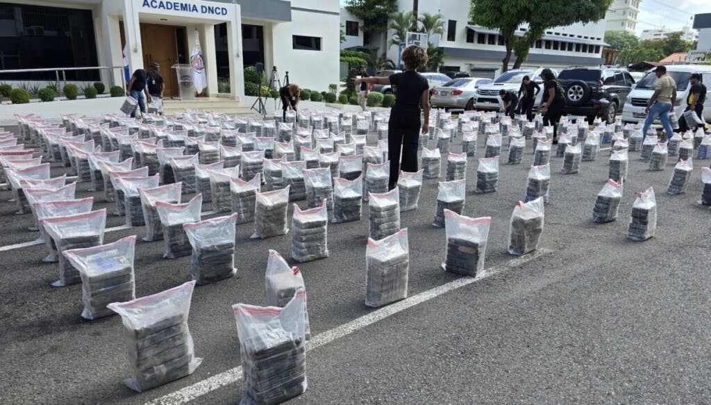 La DNCD presentó hoy en la capital los 1,536 paquetes de cocaína ocupados en costas de Pedernales, en un operativo en que fueron apresados dos dominicanos y dos colombianos./Foto DNCD