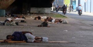 Vivir, dormir y morir en las calles es el drama de los indigentes de los elevados