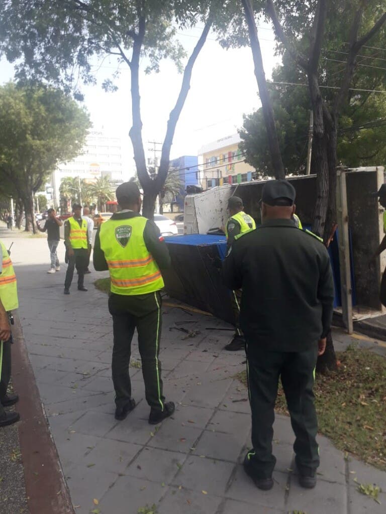 Camión se vuelca en la avenida Winston Churchill; no hubo heridos