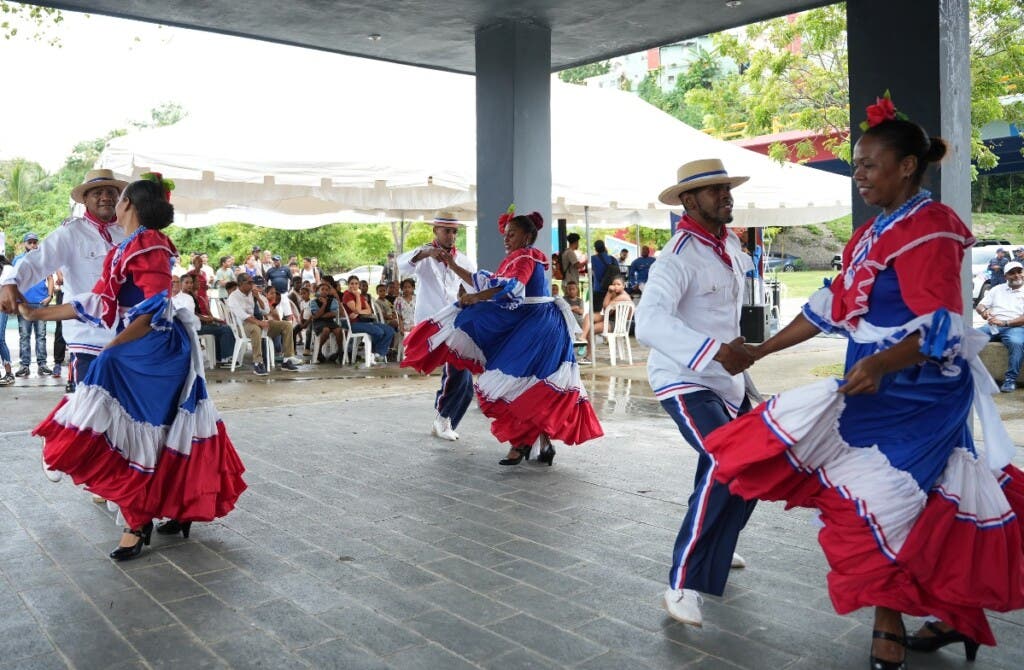       El ballet folklórico de la  Alcaldía del Distrito Nacional, acompañado por el conjunto típico de esa entidad, deleitaron a los presentes con su baile en  la actividad.