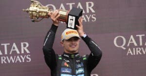 Norris se luce bajo lluvia en Gran Bretaña