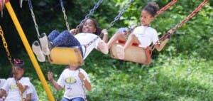 Niños mauricianos disfrutan del zoológico