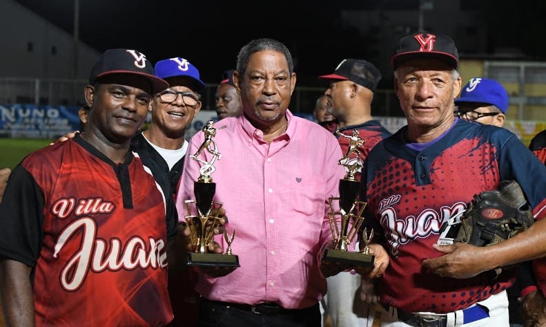 Jaime Frías, entrega  trofeos a  Orgando Pedro Mieses a la izquierda y José -Caquito- Ramírez, quienes son premiados  como Jugador Más Valioso y Lanzador Más Destacado.